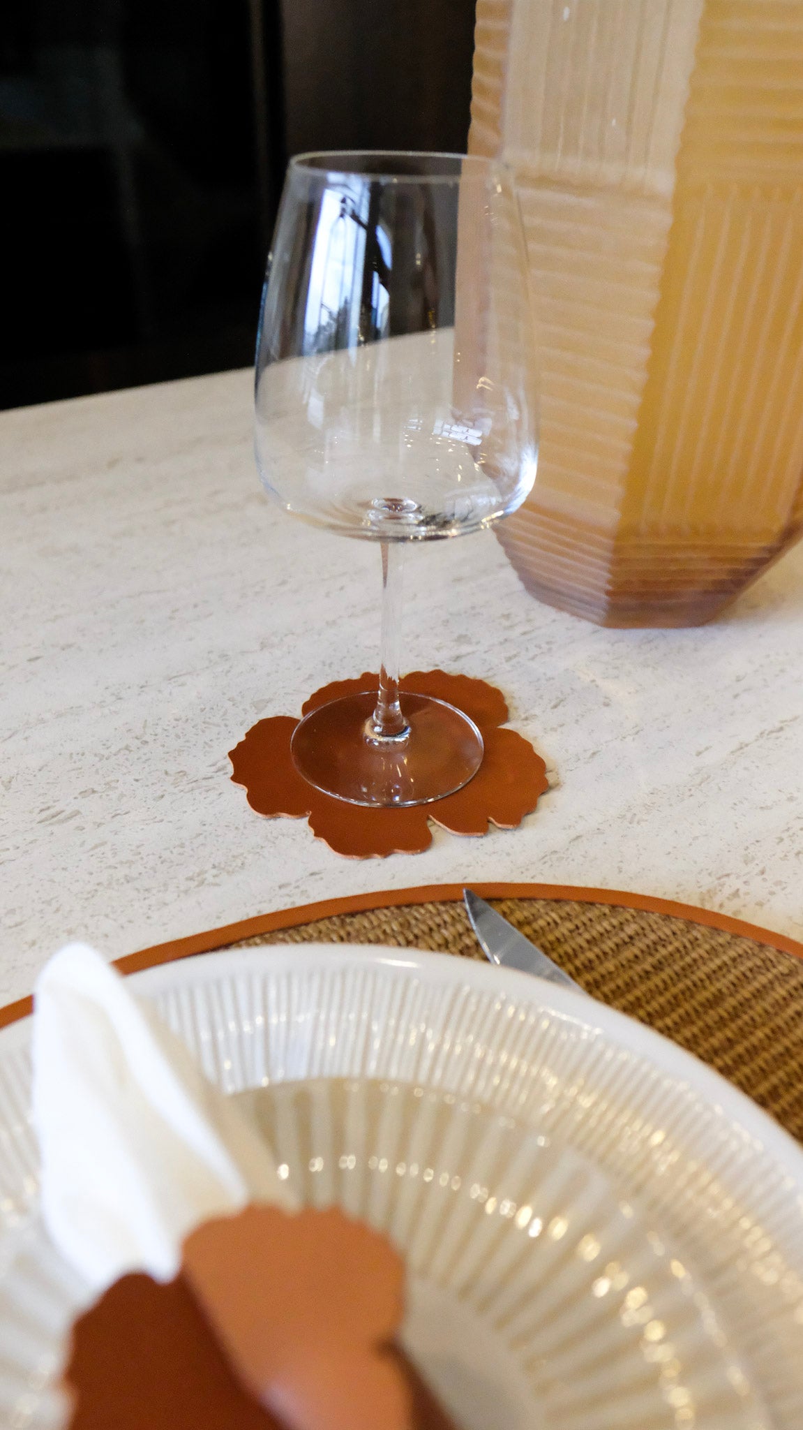 CONJUNTO DE MESA - INDIVIDUAL FLOR IRREGULAR + BASE DE COPO + ANEL DE GUARDANAPO - 2 Unidades