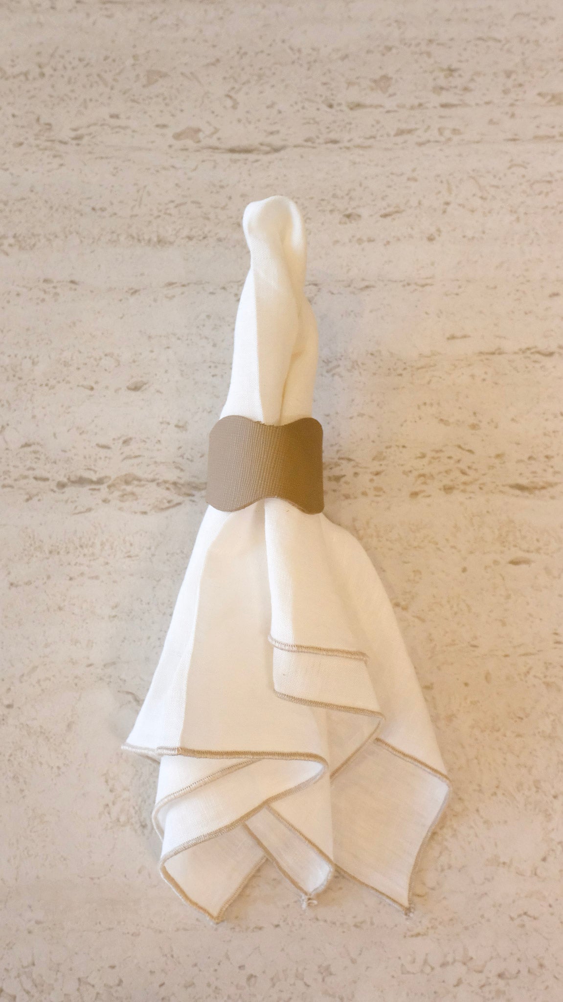 HANDWOVEN OVAL PLACEMAT IN NATURAL RAFFIA - SELENE