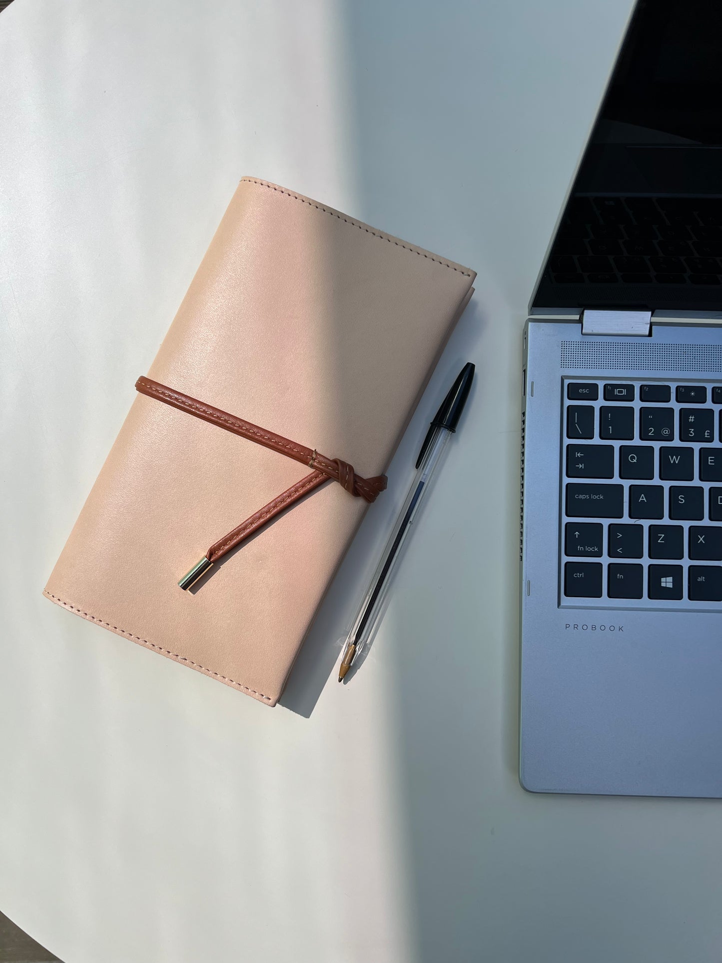 CADERNO COM CAPA EM PELE