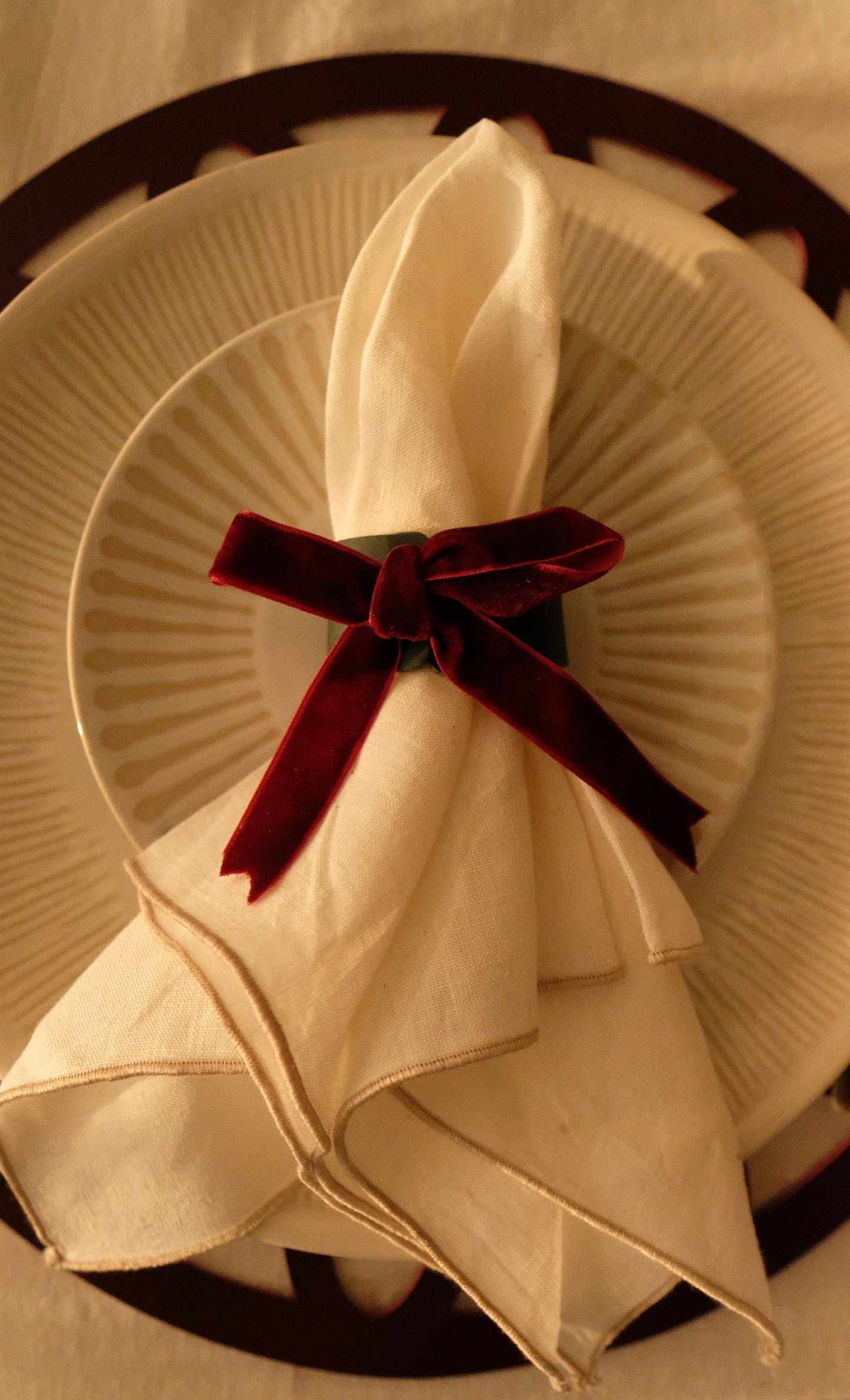 HANDWOVEN OVAL PLACEMAT IN NATURAL RAFFIA - SELENE